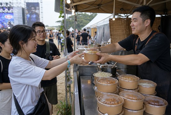 Music Festival Vendors Using Disposable Paper Bowls
